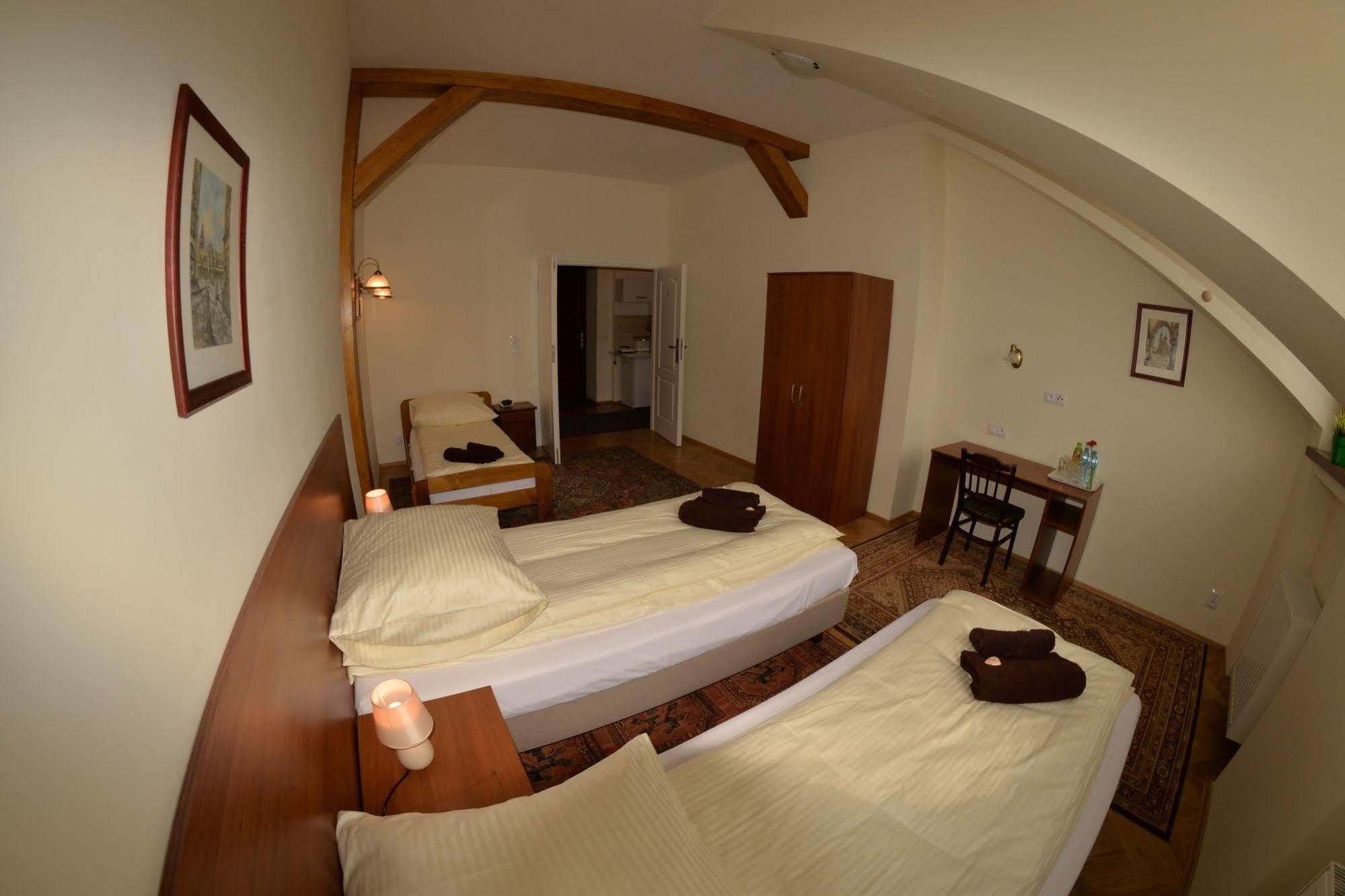 Royal Route 29 Comfort Rooms Cracóvia Exterior foto